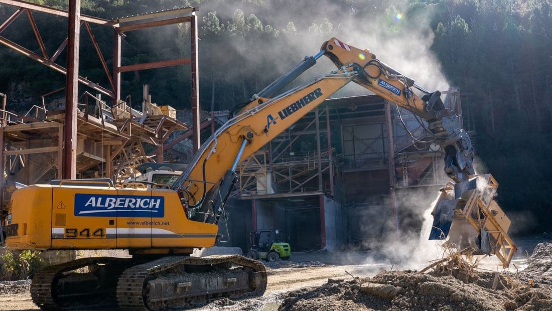 Alberich Liebherr 944 — industrial demolition machinery