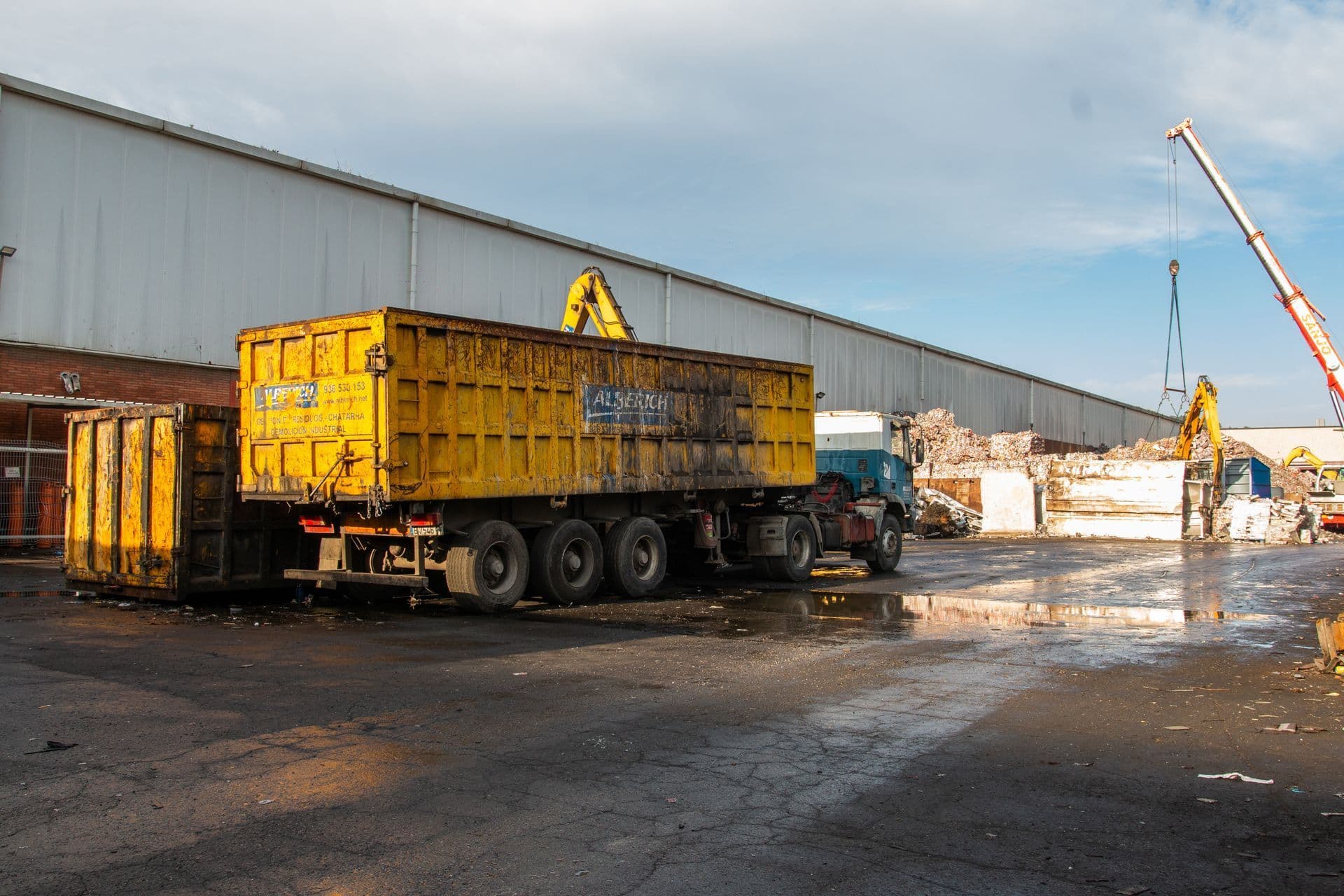Camions portacontenidors d’Alberich al pati