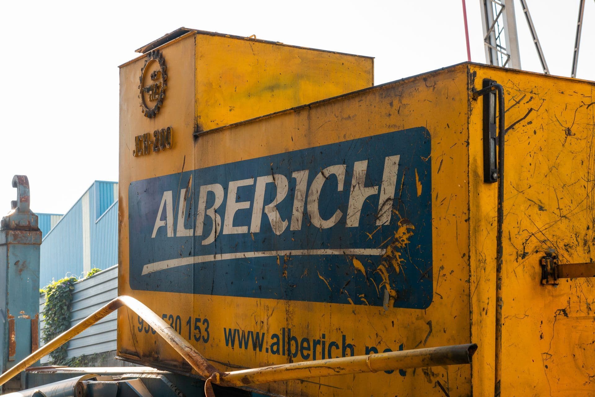 Contenidor groc d’Alberich amb el logotip de l’empresa