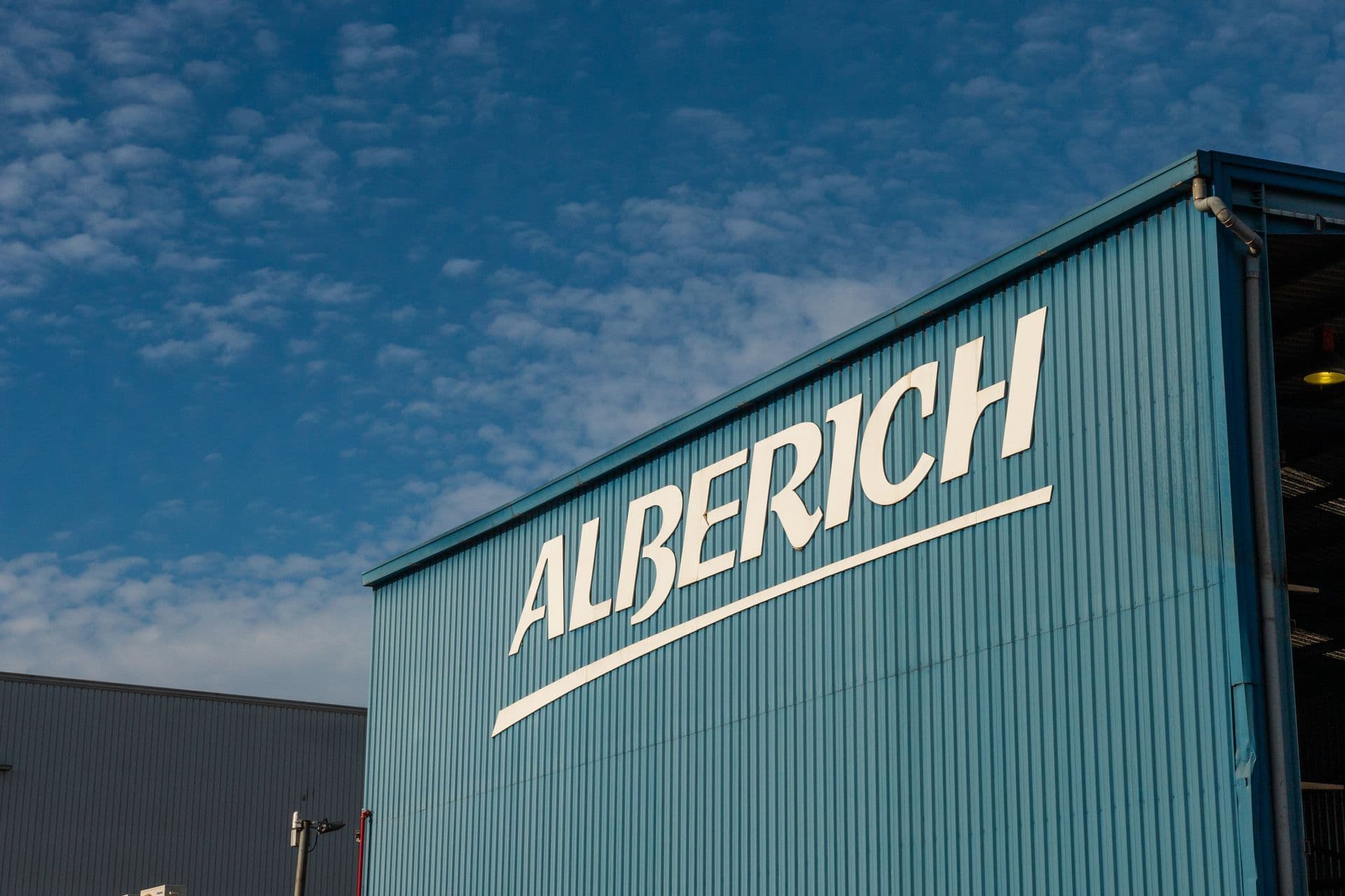 Façana d’una nau d’Alberich amb el logotip