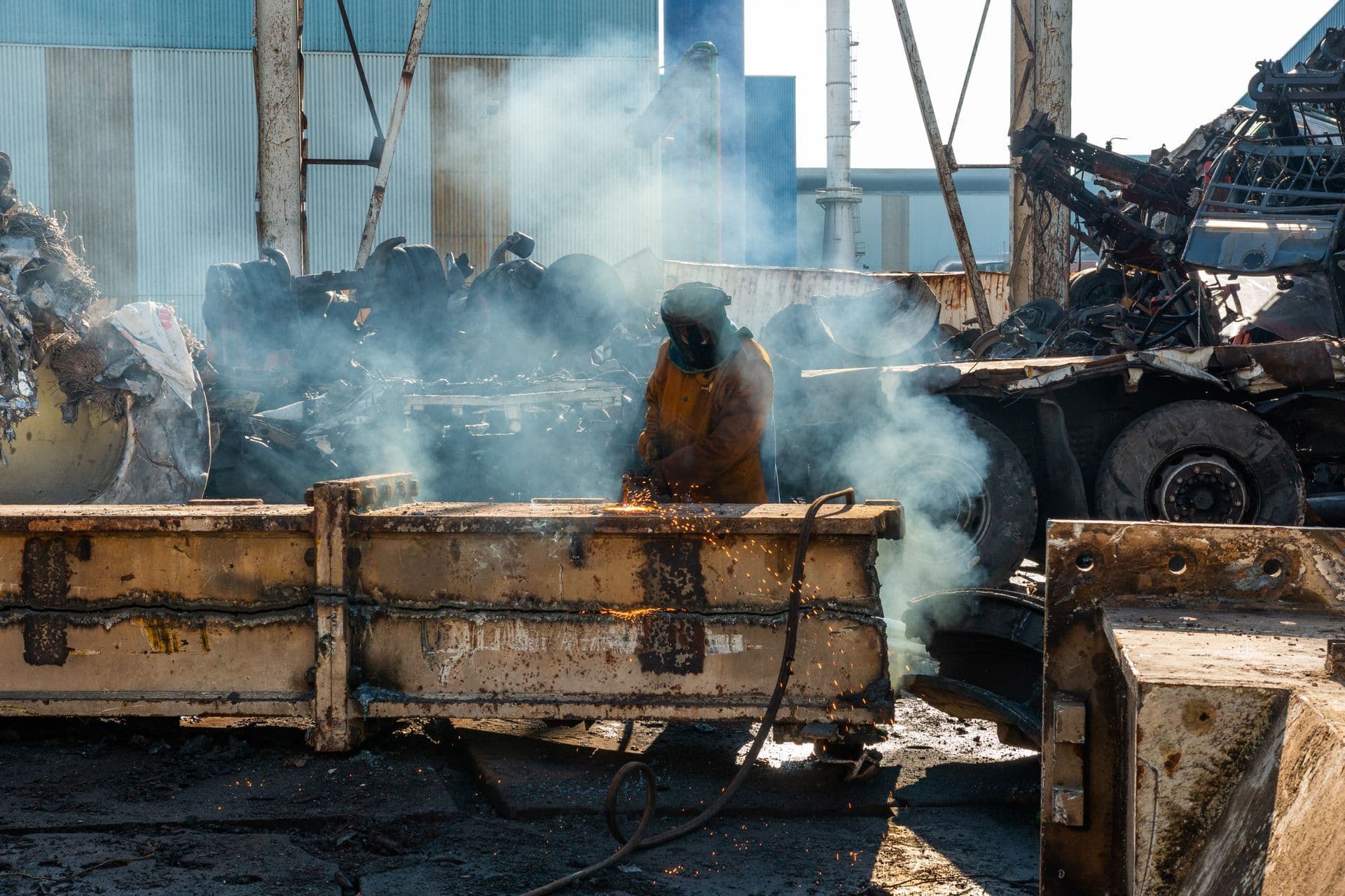 Alberich operative cutting scrap with an oxy-fuel torch