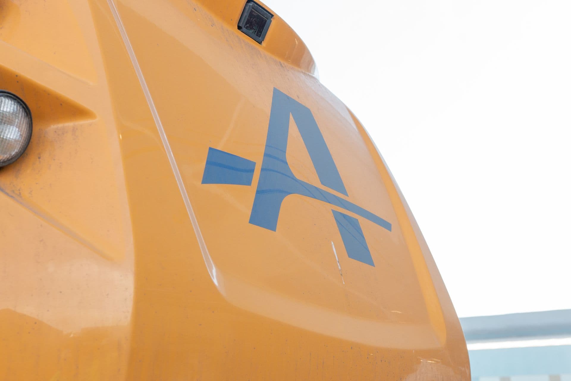 Logotip d’Alberich en una pala carregadora