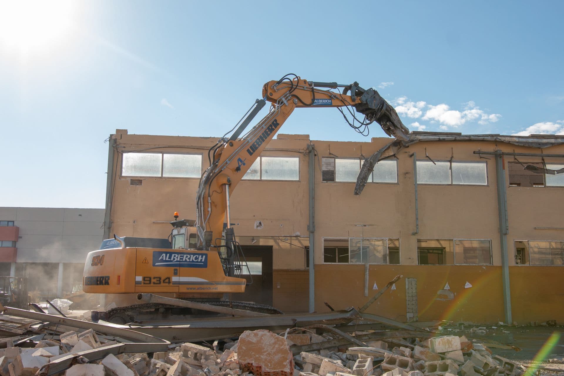 Excavadora d’Alberich enderrocant una nau industrial
