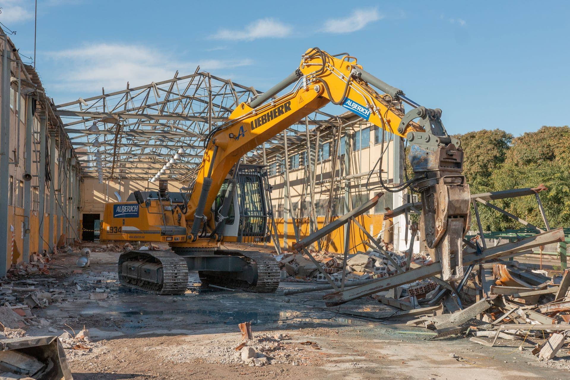 Demolició de l’estructura d’una nau amb una excavadora Liebherr