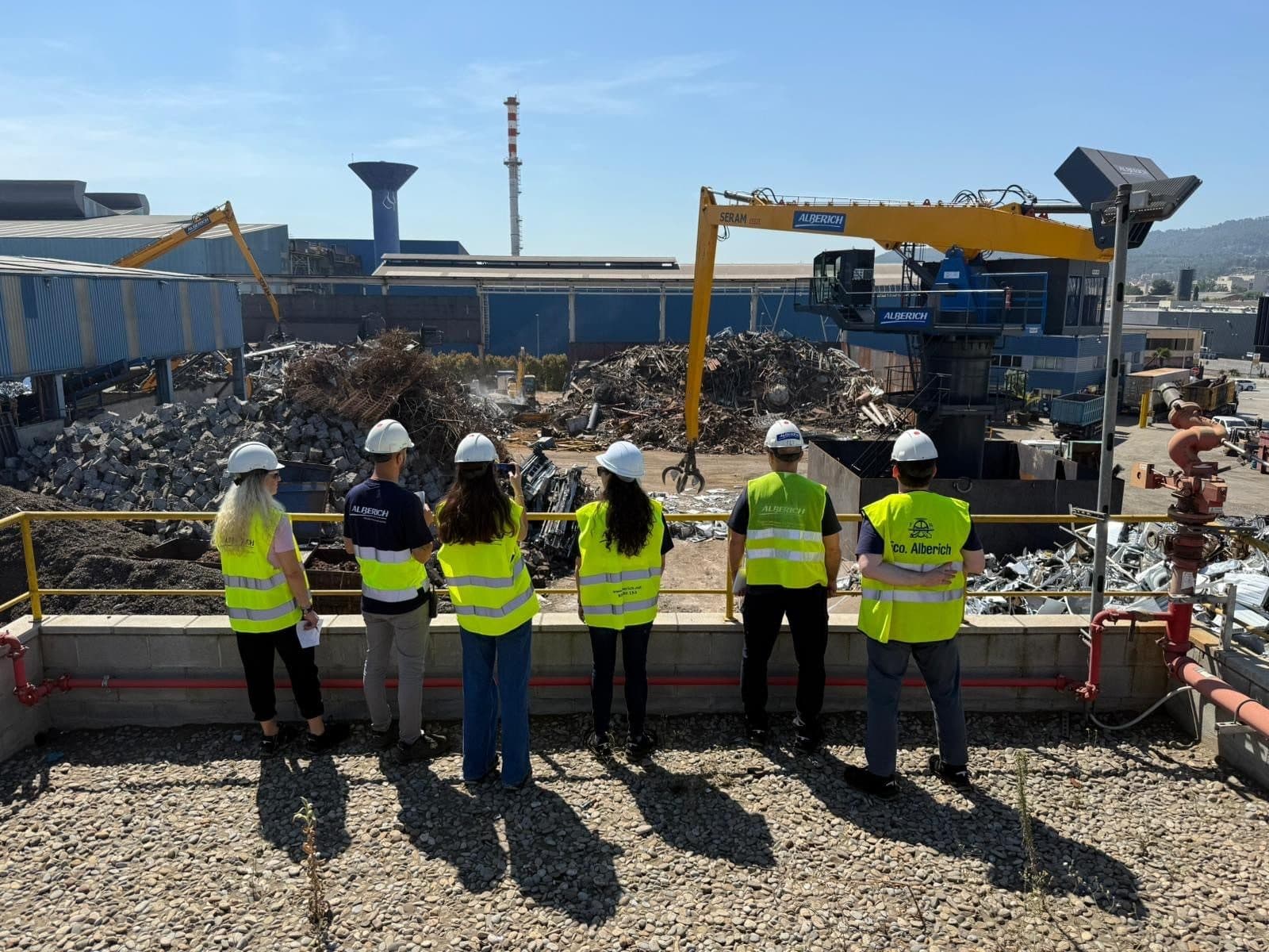 Equip d’Alberich amb casc i armilla observant el pati de ferralla
