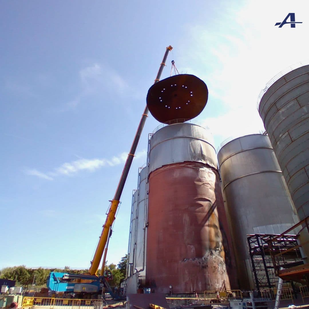 Grua mòbil retirant una secció superior d’un dipòsit industrial de 30 metres