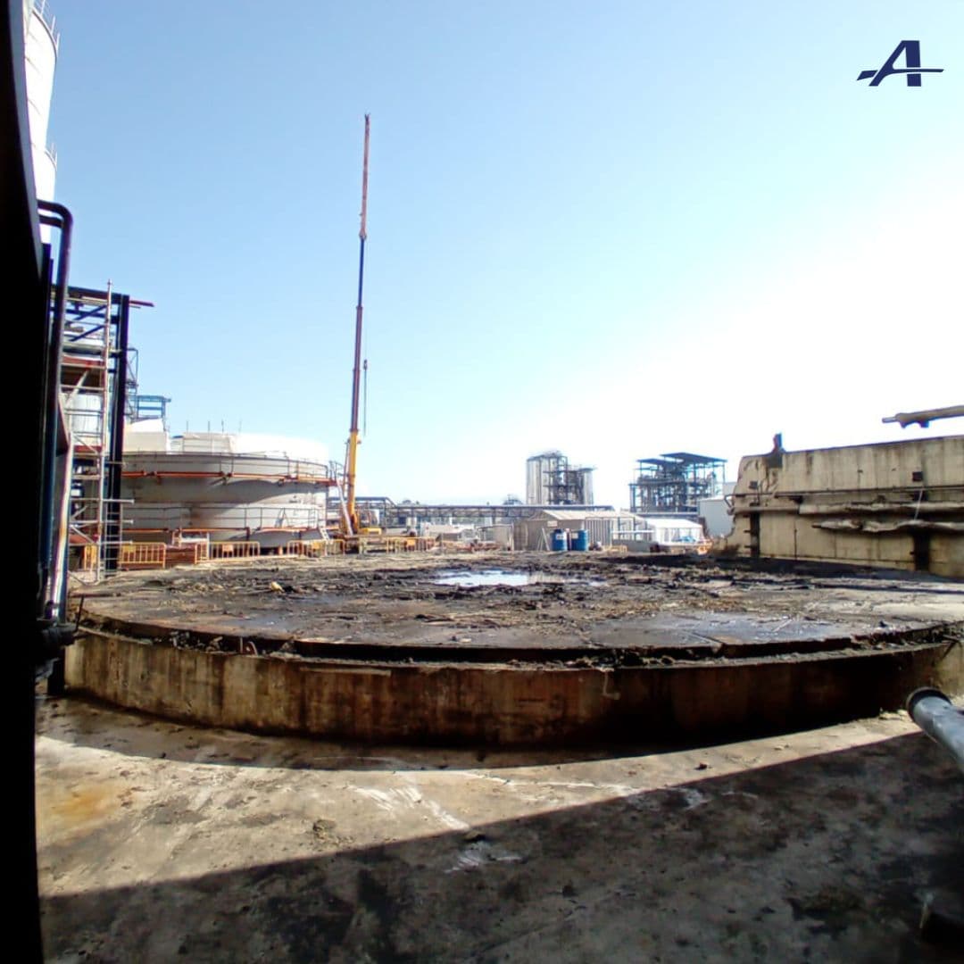 Zona limpia tras la retirada completa del tanque — 100% material reciclado