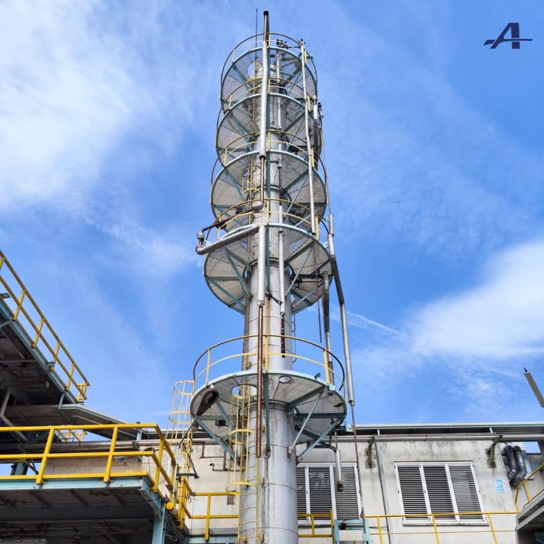 Torre de destil·lació de 30 metres abans del desmuntatge en una planta química