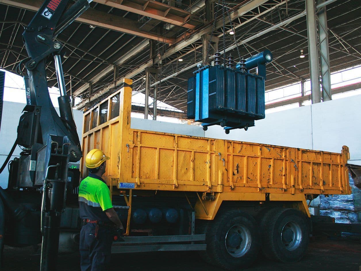 Transformador descargado con grúa en las instalaciones de Alberich